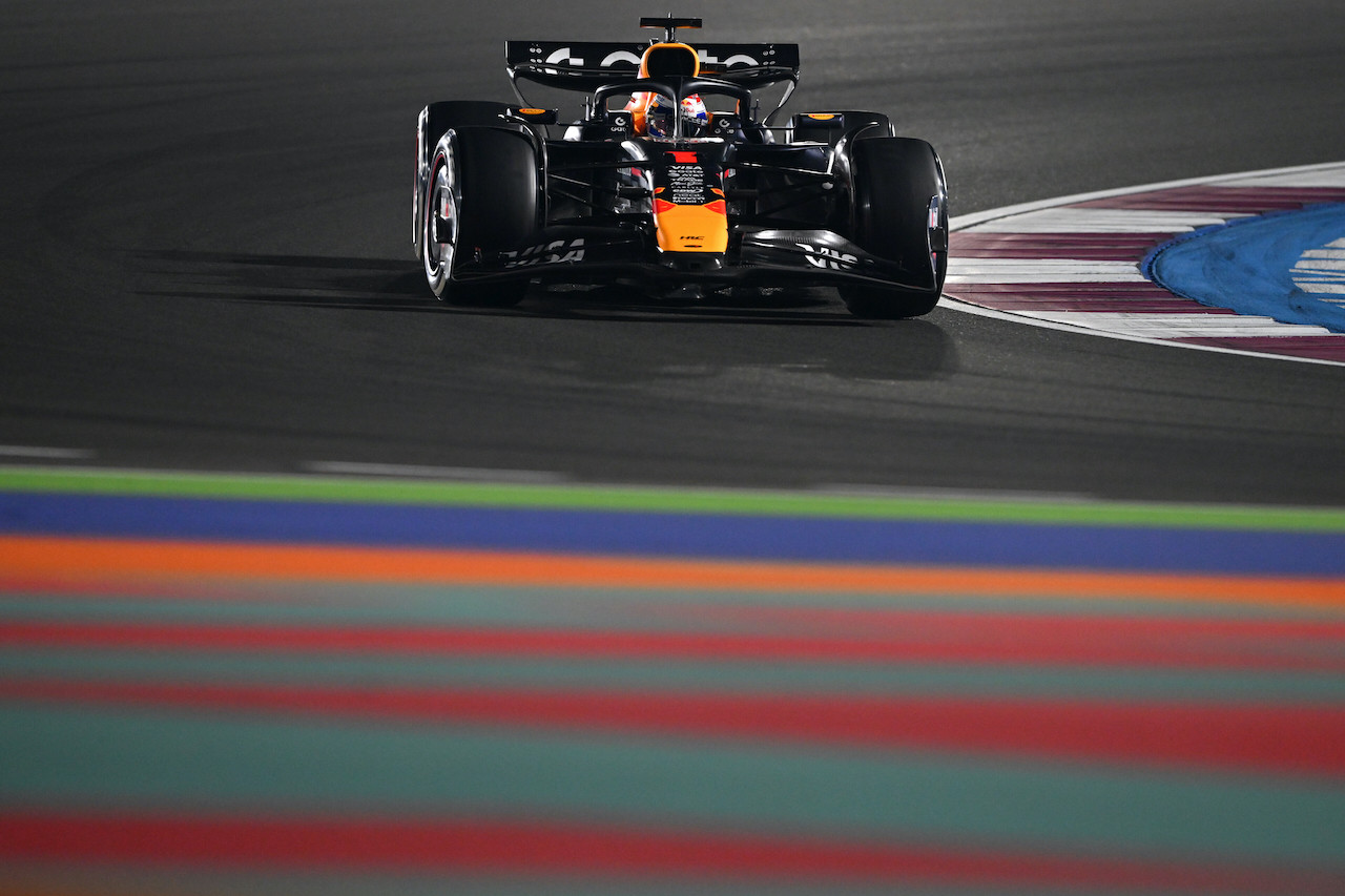 圖4_面對極具挑戰性的卡達賽道，Max Verstappen開賽就搶佔第二位，上演精彩的一戰。（Red Bull提供）